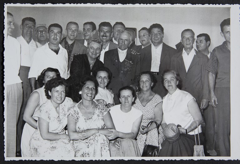 Trieste, luglio 1956, A.N.P.I. provinciale, ospiti in posa per una foto ricordo con Alcide Cervi